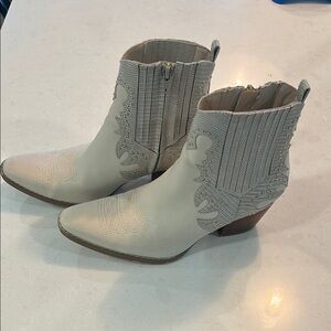 Coconuts Eliza Ankle Boots 6.5  Vegan Cream Studded Zip Sides Soft Clean EUC